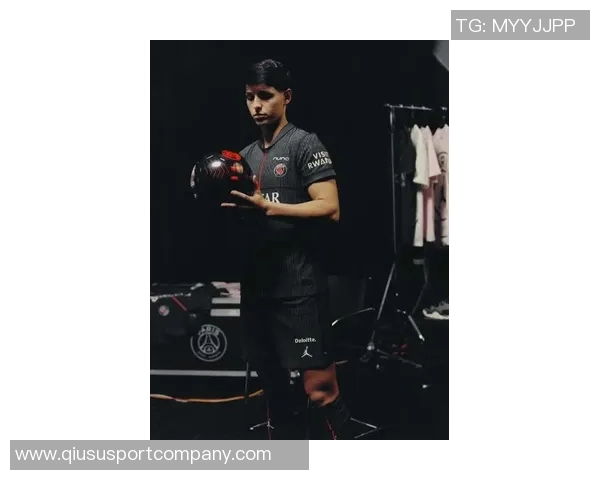 巴黎圣日耳曼全新2025-26赛季第四球衣发布尽显优雅与时尚魅力 巴黎圣日耳曼全新2025-26赛季第四球衣发布尽显优雅与时尚魅力